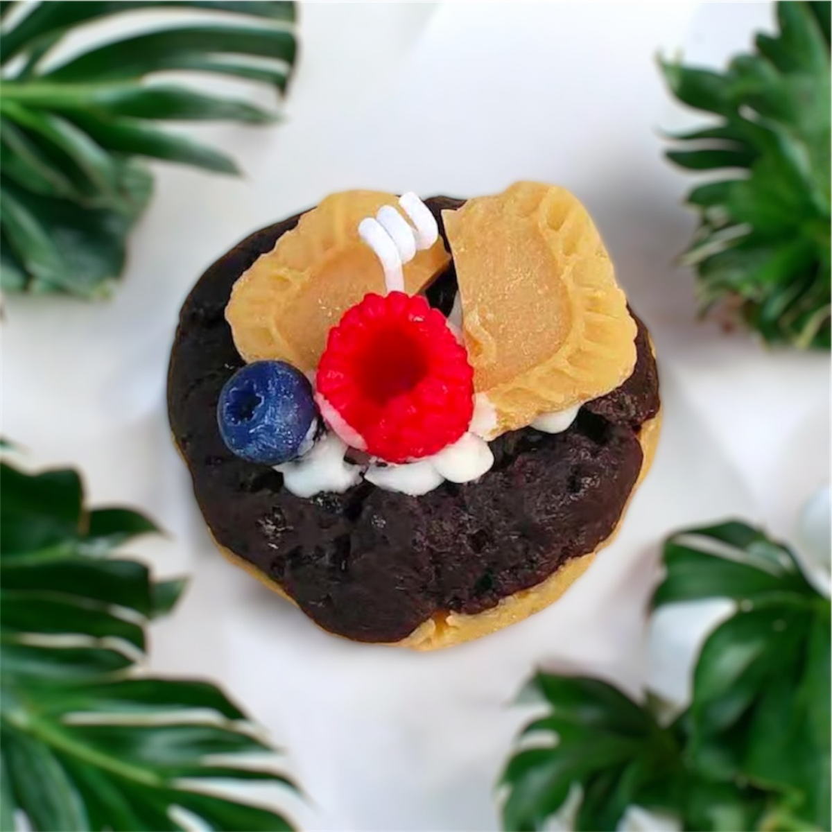 Chocolate cookie scented candle with caramelised biscuits, a raspberry and a blueberry
